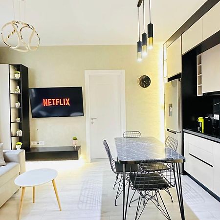 Luxurious Central Stay - Self Check-In Тирана Экстерьер фото