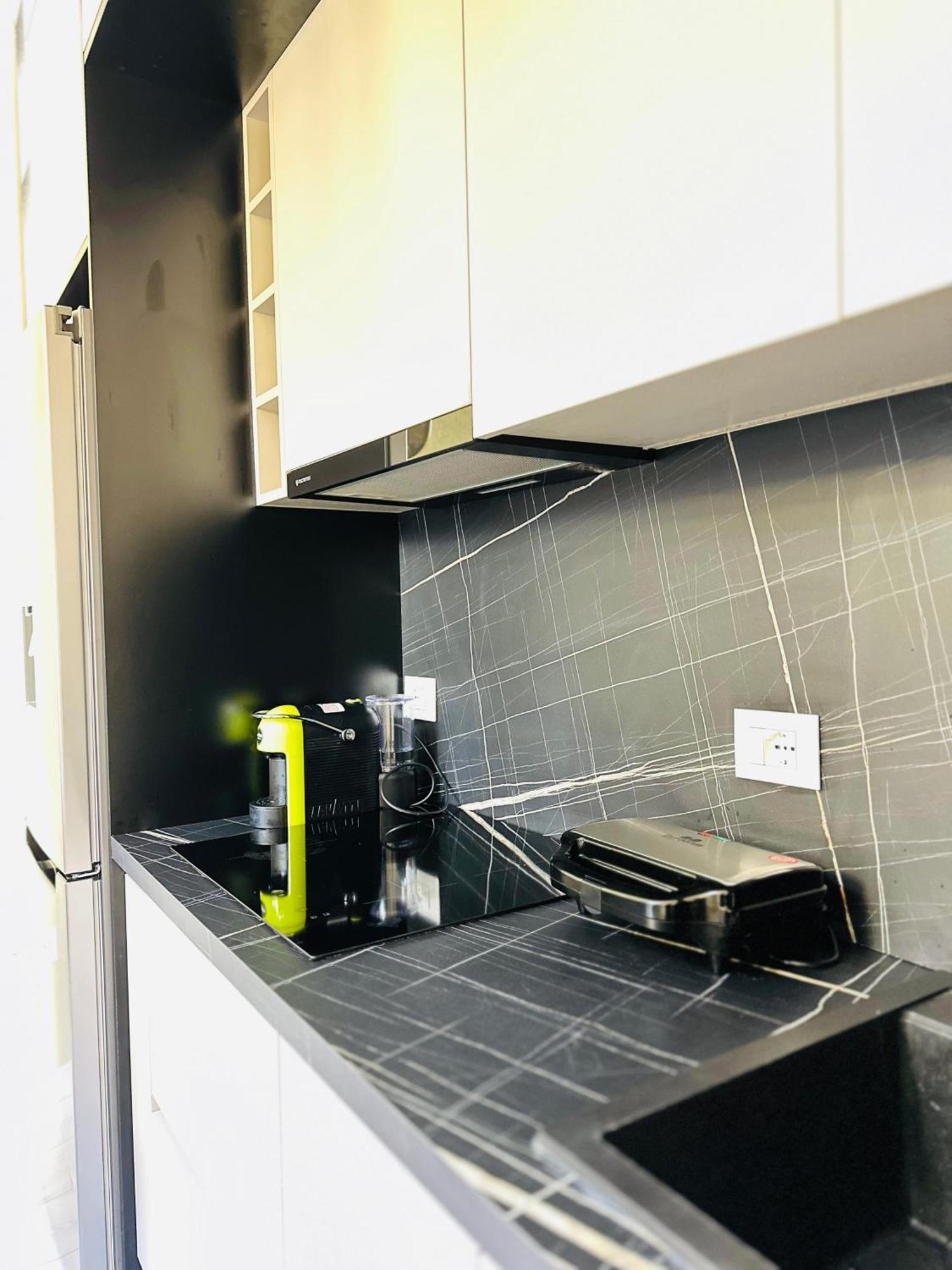 Luxurious Central Stay - Self Check-In Тирана Экстерьер фото